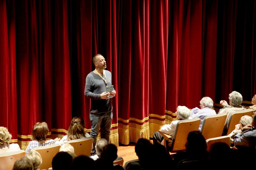 Semana del Mayor - Obra de Teatro en el C.C. Pablo Iglesias - Imagen del patio de butacas con el presentador de la obra.