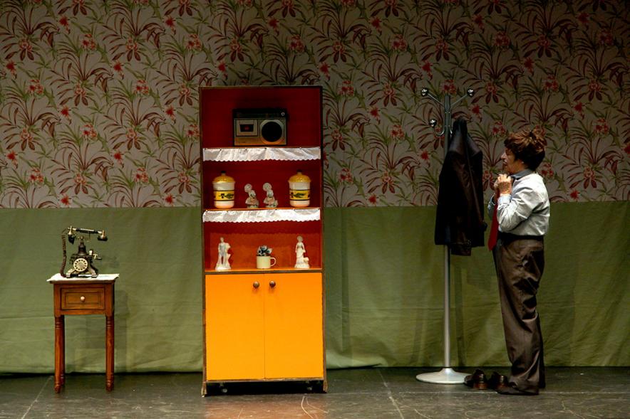 Semana del Mayor - Obra de Teatro en el C.C. Pablo Iglesias - Imagen de un actor junto a un perchero.
