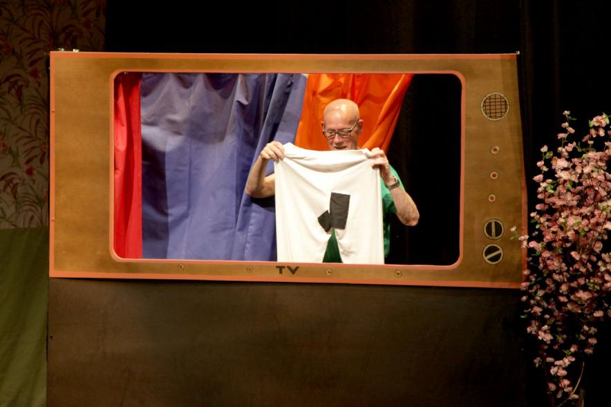 Semana del Mayor - Obra de Teatro en el C.C. Pablo Iglesias - Imagen de un actor en un guiñol.