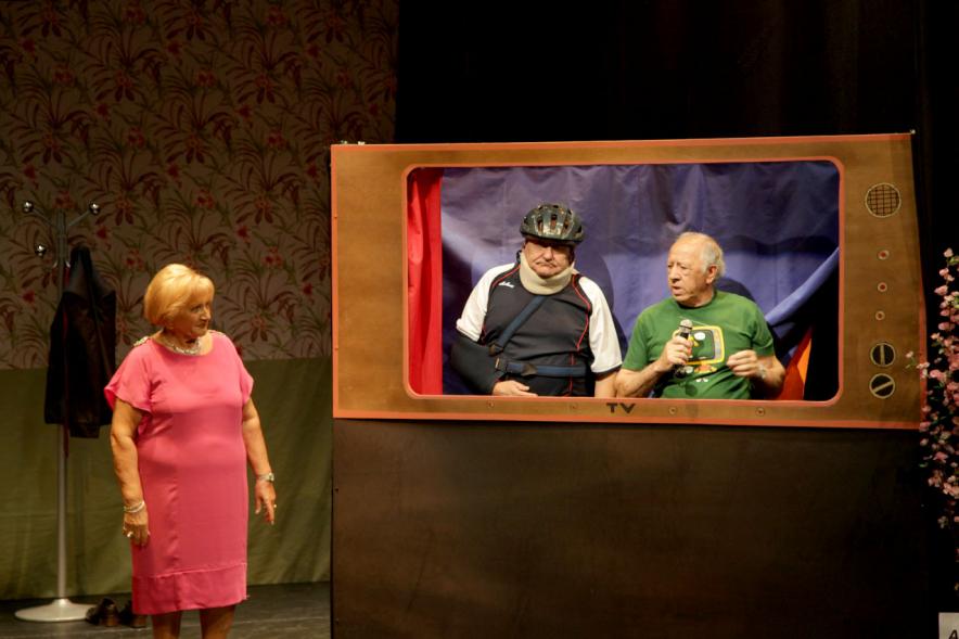 Semana del Mayor - Obra de Teatro en el C.C. Pablo Iglesias - Imagen de tres actores  uno  en un guiñol.