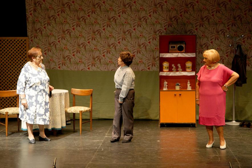 Semana del Mayor - Obra de Teatro en el C.C. Pablo Iglesias - Imagen central de los actores en el escenario