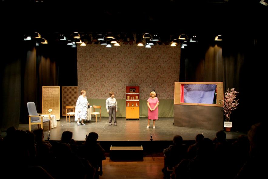Semana del Mayor - Obra de Teatro en el C.C. Pablo Iglesias - Imagen central de los actores en el escenario