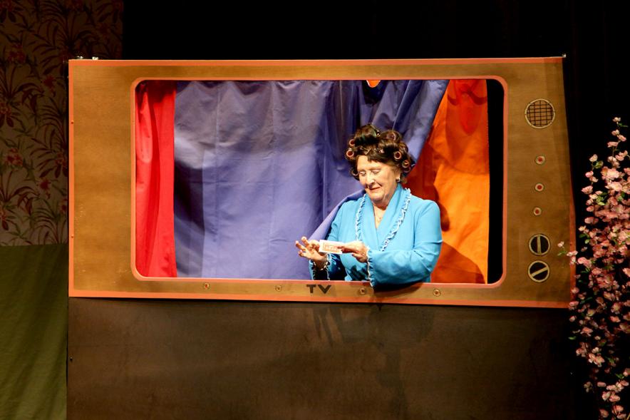 Semana del Mayor - Obra de Teatro en el C.C. Pablo Iglesias -  Imagen de una actriz dentro de un guiñol.