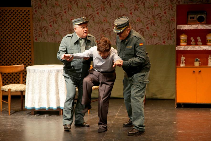 Semana del Mayor - Obra de Teatro en el C.C. Pablo Iglesias - Imagen del grupo de actores actuando.