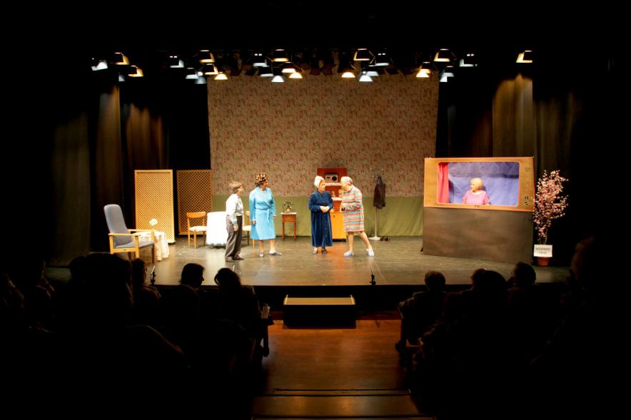 Semana del Mayor - Obra de Teatro en el C.C. Pablo Iglesias - Imagen central del escenario con cuatro actores.