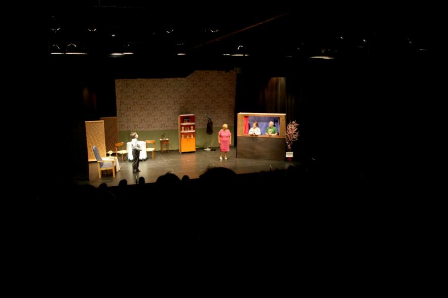 Semana del Mayor - Obra de Teatro en el C.C. Pablo Iglesias - Imagen cenital del escenario con los actores.