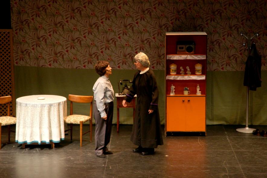 Semana del Mayor - Obra de Teatro en el C.C. Pablo Iglesias - Dos actores en el escenario.