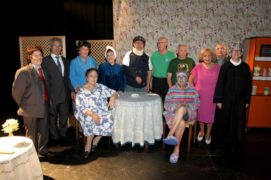 Semana del Mayor - Obra de Teatro en el C.C. Pablo Iglesias -Posado de todo el grupo de actores.