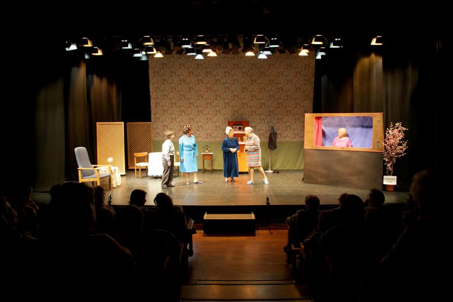 Semana del Mayor - Obra de Teatro en el C.C. Pablo Iglesias - Imagen central de los actores en el escenario.
