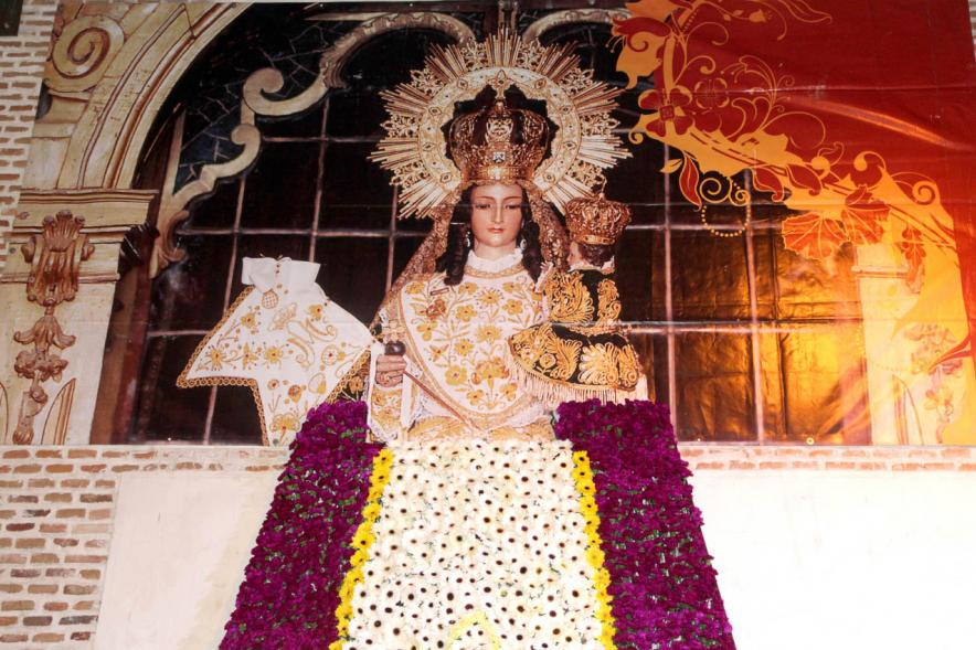 Ofrenda Floral Virgen de la Paz 2018 - Imagen de la Virgen de la Paz ya con su manto de flores terminado.