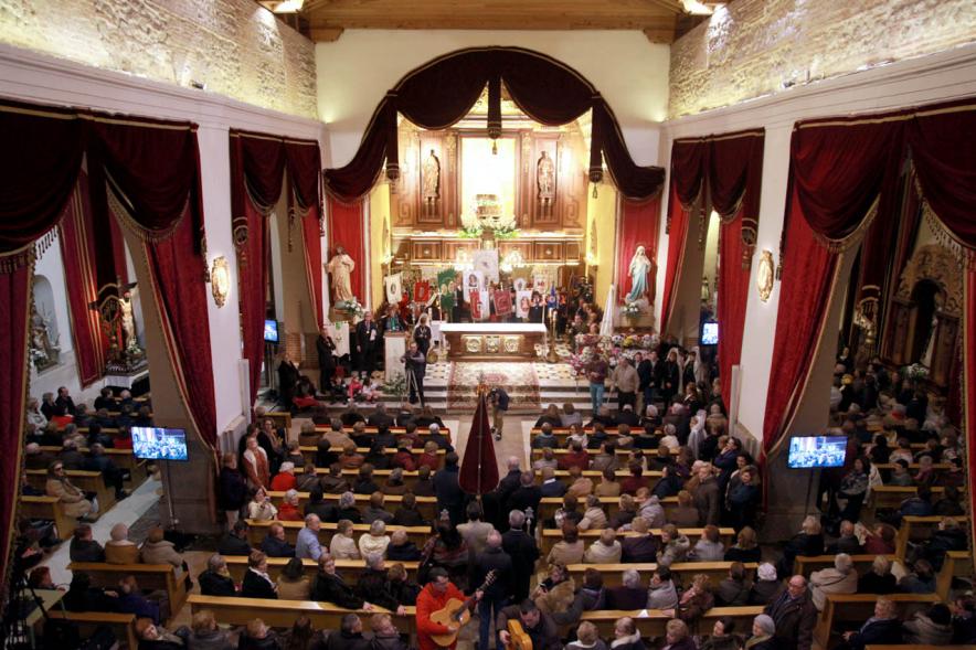Ofrenda Floral a la Virgen de La Paz 2017 - Imagen vista general altar mayor de la iglesia San Pedro.