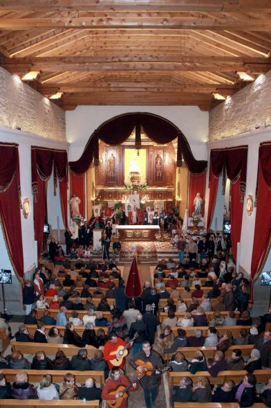 Ofrenda Floral a la Virgen de La Paz 2017 - Imagen vista general altar mayor de la iglesia San Pedro.