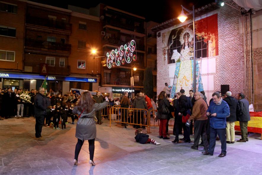 Ofrenda Floral a la Virgen de La Paz 2017 - Imagen de la virgen en grande en la pared exterior de la iglesia.