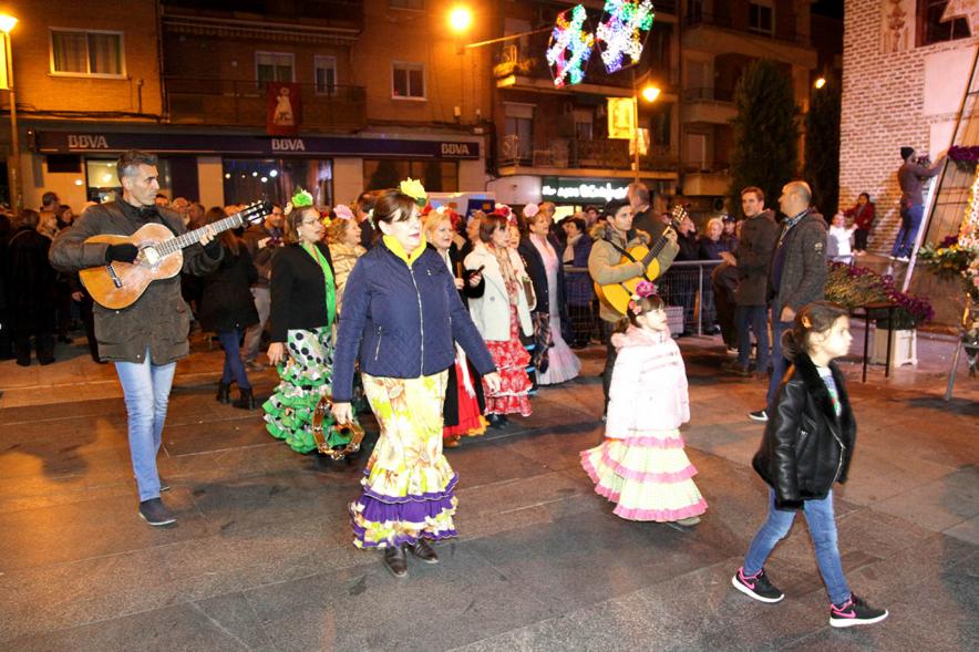 Ofrenda Floral Virgen de la Paz 2018 - Imagen de personas vestidas con traje regional andaluz llegando a la ofrenda.