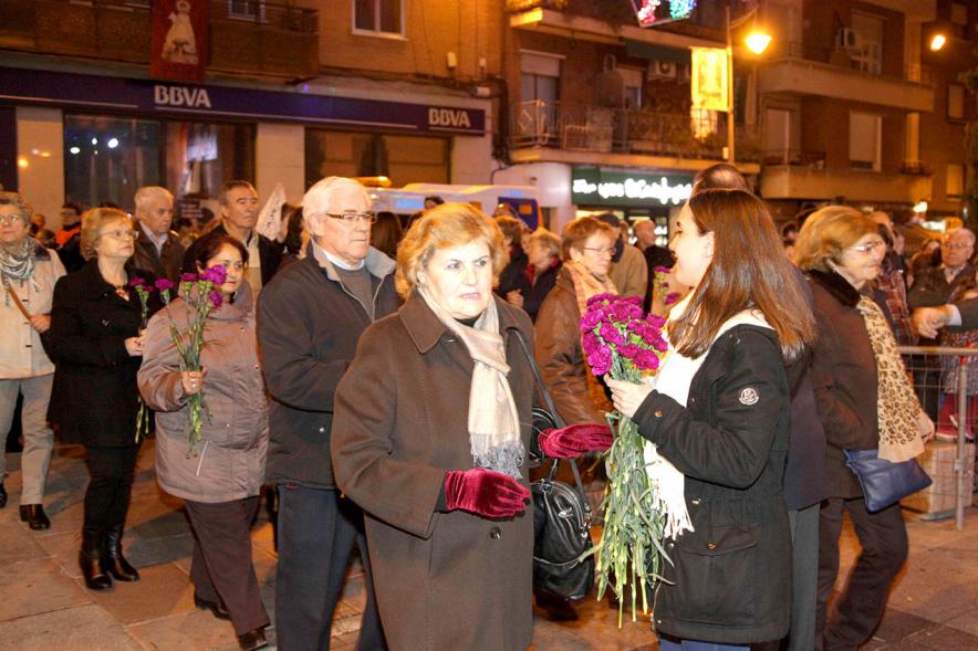 Ofrenda Floral Virgen de la Paz 2018 - Imagen de una persona entregando las flores a una persona para la ofrenda.