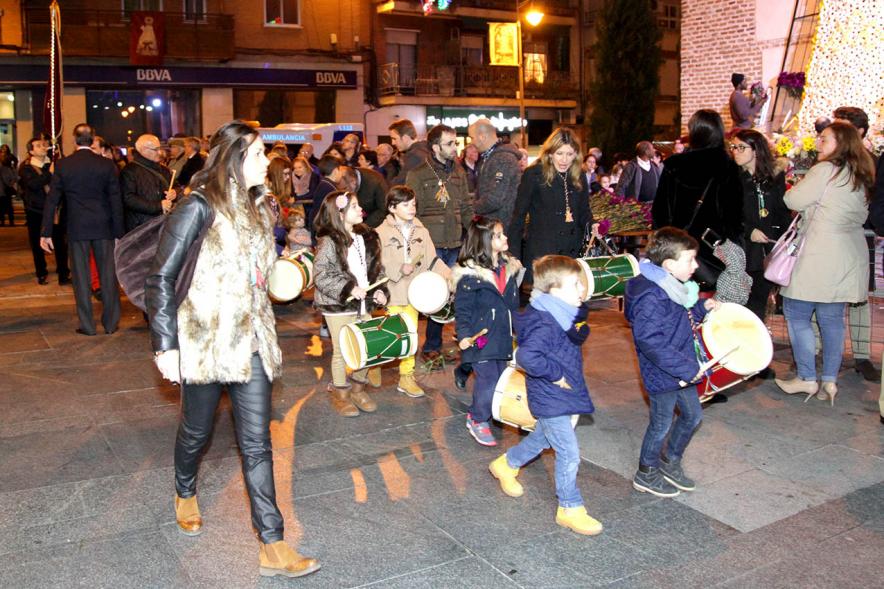 Ofrenda Floral Virgen de la Paz 2018 - Imagen de un grupo de niños tocando el tambor llegando a la ofrenda.