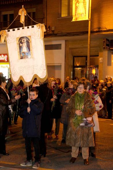Ofrenda Floral Virgen de la Paz 2018 - Imagen de un grupo de  personas llegando con sus estandartes a la ofrenda.