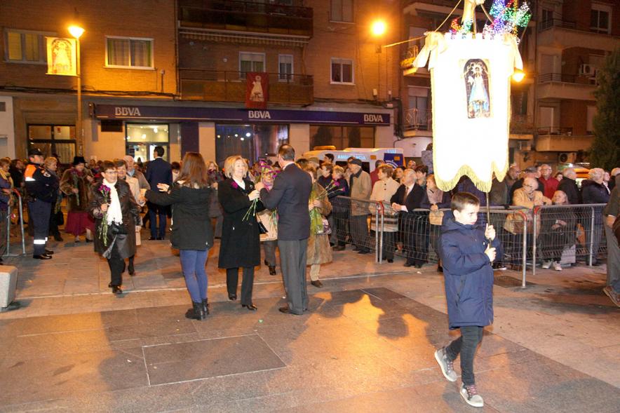 Ofrenda Floral Virgen de la Paz 2018 - Imagen de un grupo de  personas llegando con sus estandartes a la ofrenda.