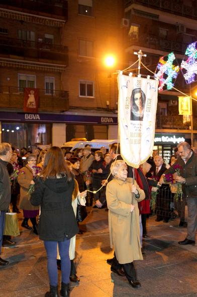 Ofrenda Floral Virgen de la Paz 2018 - Imagen de un grupo de  personas llegando con sus estandartes a la ofrenda.