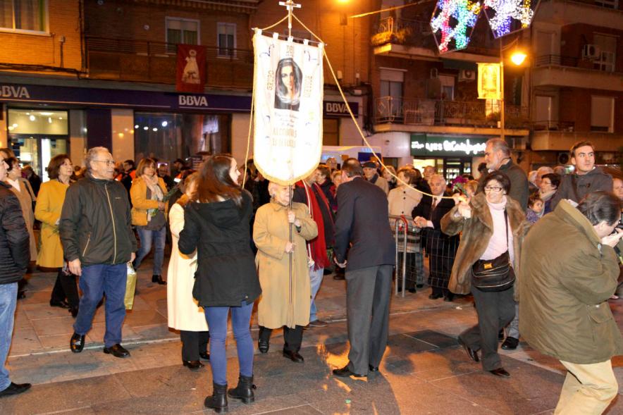 Ofrenda Floral Virgen de la Paz 2018 - Imagen de un grupo de  personas llegando con sus estandartes a la ofrenda.