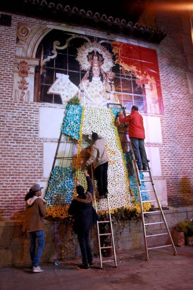 Ofrenda Floral a la Virgen de La Paz 2017 - Imagen de las personas que estan haciendo el manto de flores de la virgen.