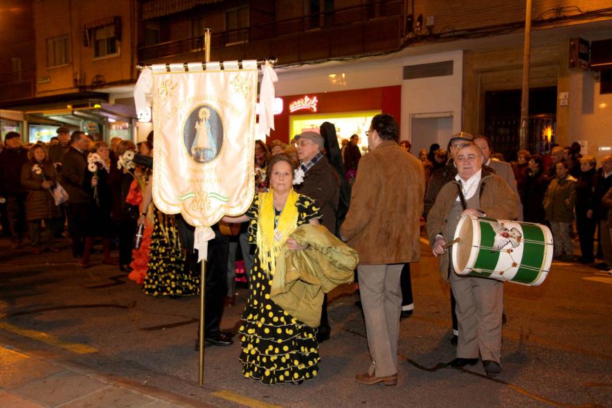 Ofrenda Floral Virgen de la Paz 2018 - Imagen de un grupo de personas llegando con sus estandartes y vestidas con traje regional andaluz a la ofrenda.
