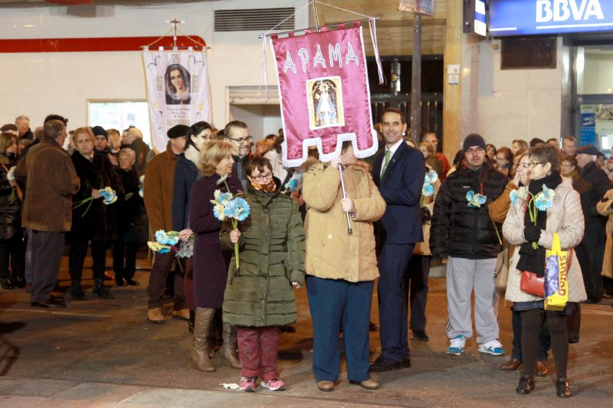 Ofrenda Floral a la Virgen de La Paz 2017 - Imagen de personas dejando flores.