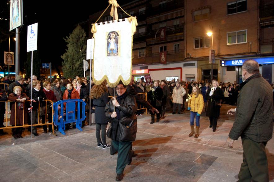 Ofrenda Floral a la Virgen de La Paz 2017 - Imagen de personas dejando flores.