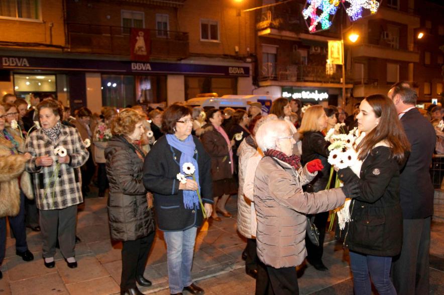 Ofrenda Floral Virgen de la Paz 2018 - Imagen de una persona entregando las flores a una persona para la ofrenda