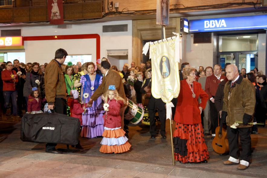 Ofrenda Floral a la Virgen de La Paz 2017 - Imagen de grupo rociero llegando a la ofrenda.