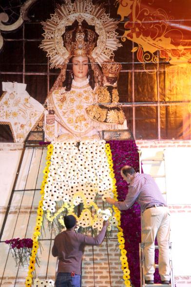 Ofrenda Floral Virgen de la Paz 2018 - Imagen de las personas que estan colocando las flores y la forma que le dan para hacer el manto de la Virgen.