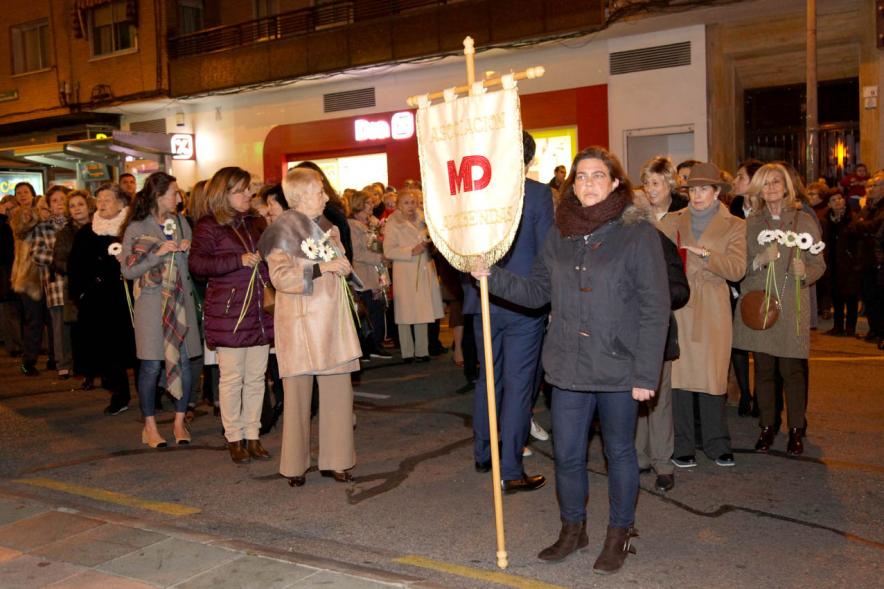 Ofrenda Floral Virgen de la Paz 2018 - Imagen de personas precedidas por su estandarte esperando para entregar sus flores para la ofrenda.
