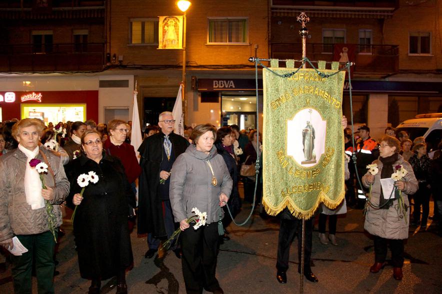 Ofrenda Floral Virgen de la Paz 2018 - Imagen de personas precedidas por su estandarte esperando para entregar sus flores para la ofrenda.