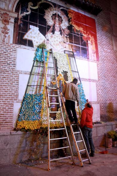 Ofrenda Floral a la Virgen de La Paz 2017 - Imagen de las personas que están haciendo el manto de flores de la virgen.
