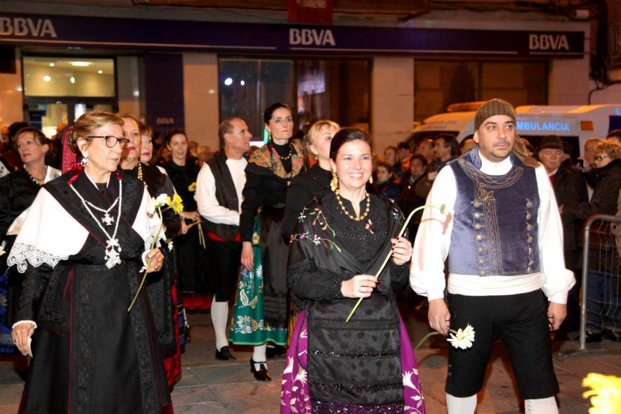 Ofrenda Floral Virgen de la Paz 2018 - Imagen de personas vestidas con su traje regional llegando a la ofrenda.