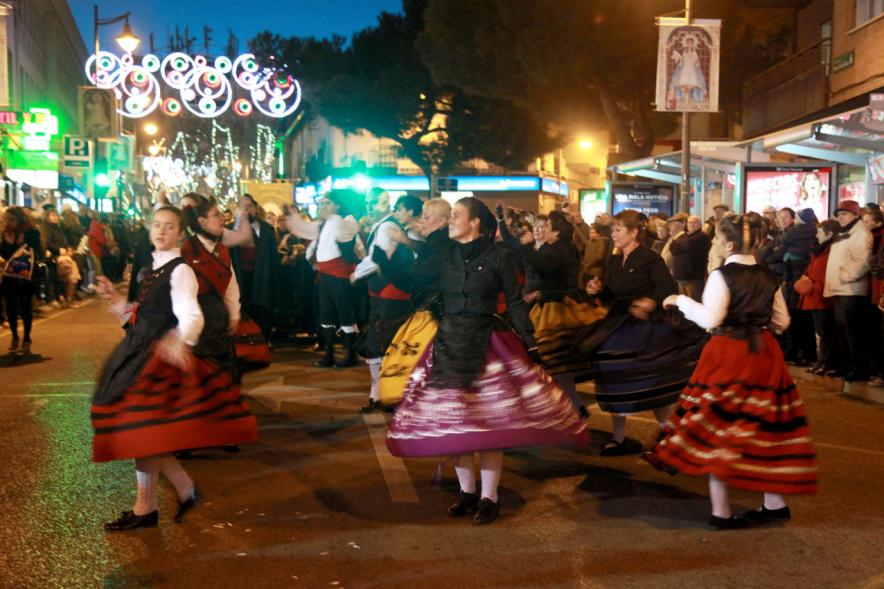 Ofrenda Floral a la Virgen de La Paz 2017 - Imagen de grupo de cofrades bailando.