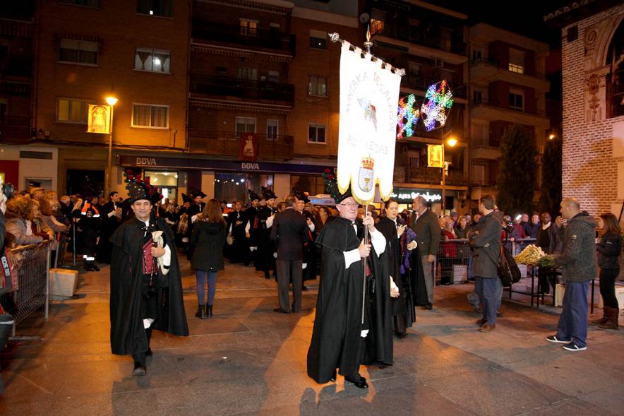 Ofrenda Floral Virgen de la Paz 2018 - Imagen de personas precedidas por su estandarte esperando para entregar sus flores para la ofrenda.