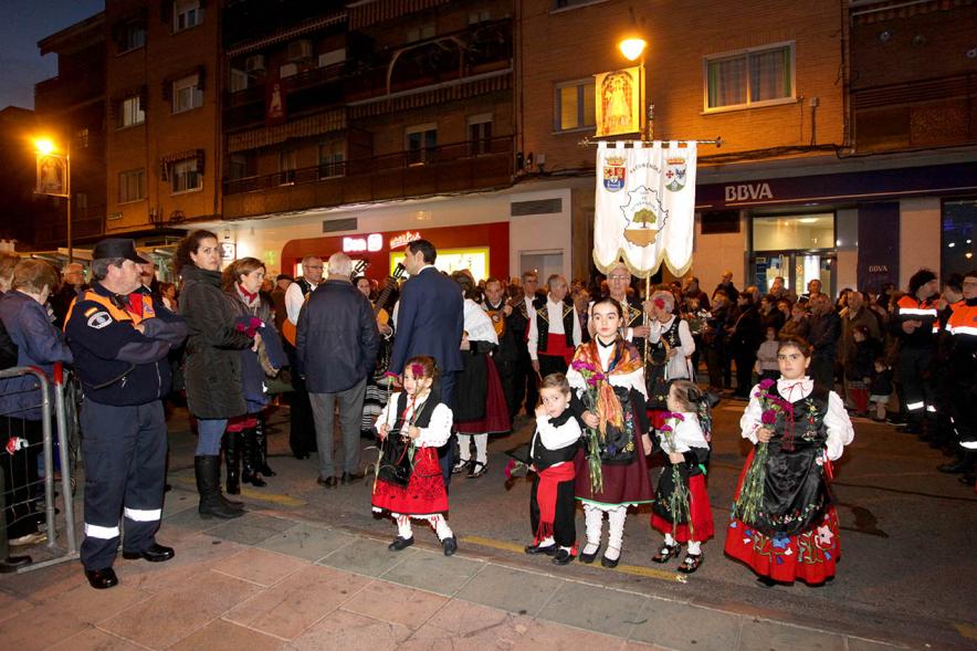 Ofrenda Floral Virgen de la Paz 2018 - Imagen de personas precedidas por su estandarte esperando para entregar sus flores para la ofrenda.