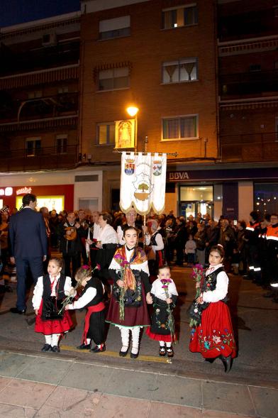 Ofrenda Floral Virgen de la Paz 2018 - Imagen de personas precedidas por su estandarte esperando para entregar sus flores para la ofrenda.