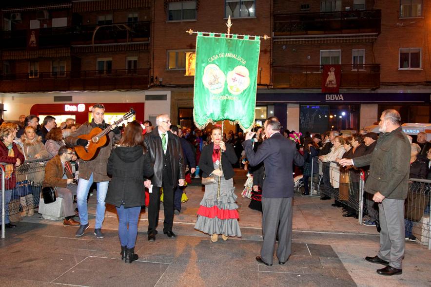 Ofrenda Floral Virgen de la Paz 2018 - Imagen de personas precedidas por su estandarte esperando para entregar sus flores para la ofrenda.