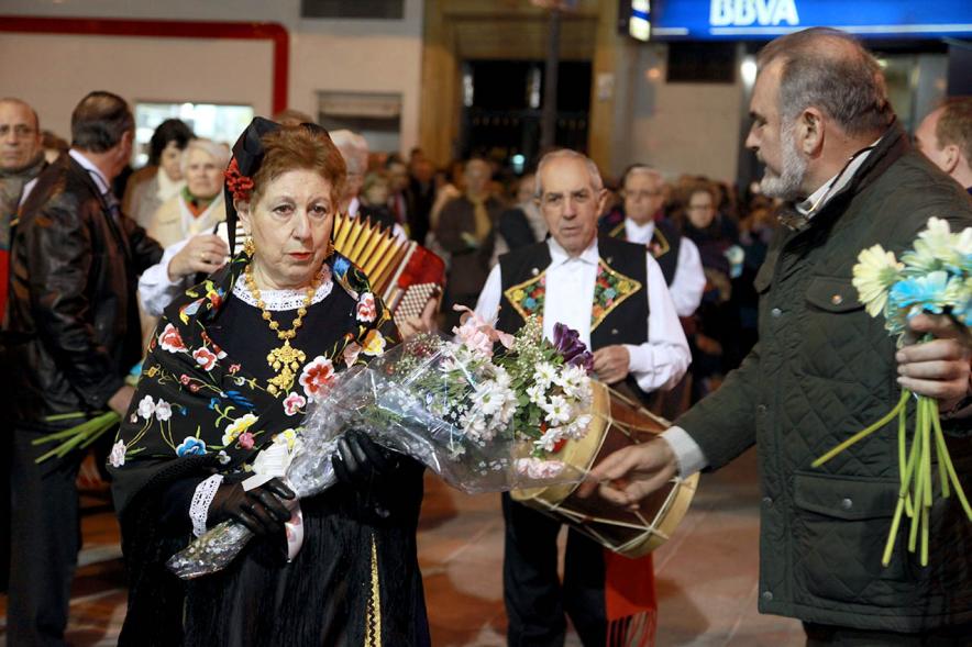 Ofrenda Floral a la Virgen de La Paz 2017 - Imagen de personas dejando flores.