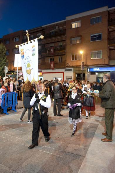 Ofrenda Floral a la Virgen de La Paz 2017 - Imagen de los cofrades llevando flores para la ofrenda.