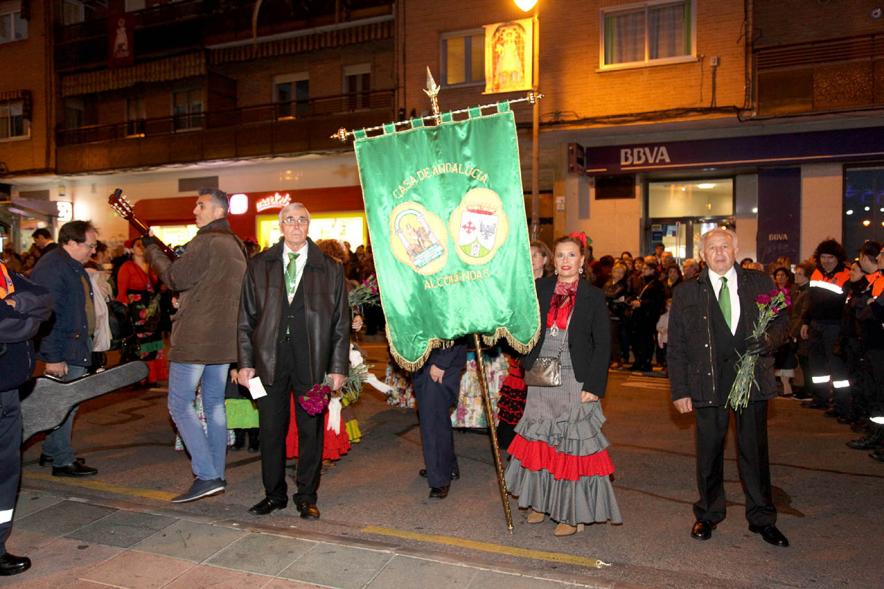 Ofrenda Floral Virgen de la Paz 2018 - Imagen de un grupo de personas llegando con sus estandartes y vestidas con traje regional andaluz a la ofrenda.