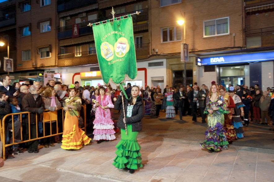 Ofrenda Floral a la Virgen de La Paz 2017 - Imagen de los cofrades llevando flores para la ofrenda.