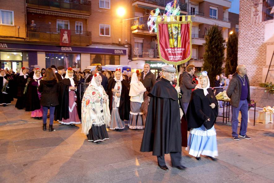 Ofrenda Floral Virgen de la Paz 2018 - Imagen de un grupo de personas llegando con sus estandartes y vestidas con traje regional a la ofrenda.