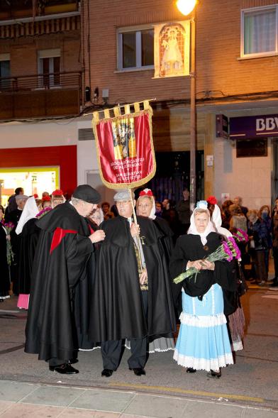 Ofrenda Floral Virgen de la Paz 2018 - Imagen de un grupo de personas llegando con sus estandartes y vestidas con traje regional a la ofrenda.