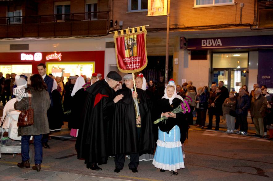 Ofrenda Floral Virgen de la Paz 2018 - Imagen de un grupo de personas llegando con sus estandartes y vestidas con traje regional a la ofrenda.