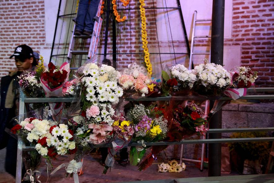 Ofrenda Floral a la Virgen de La Paz 2017 - Imagen de flores delante de donde se hace el manto.