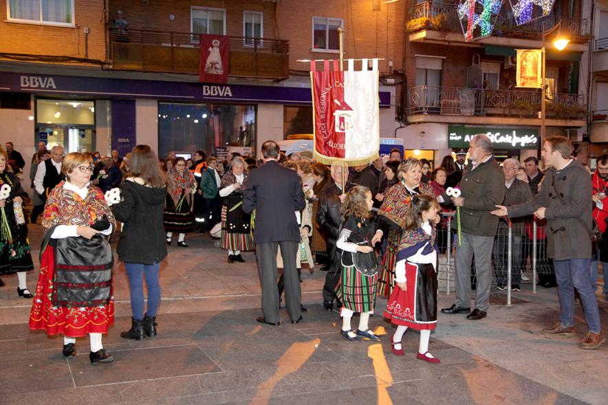 Ofrenda Floral Virgen de la Paz 2018 - Imagen de un grupo de personas llegando con sus estandartes y vestidas con traje regional a la ofrenda.