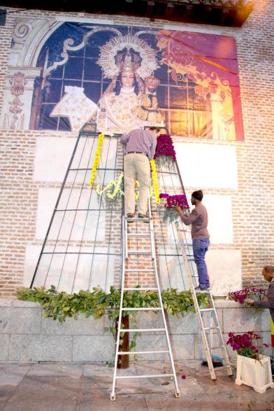 Ofrenda Floral Virgen de la Paz 2018 - Imagen de las personas que estan colocando las flores y la forma que le dan para hacer el manto de la Virgen. 